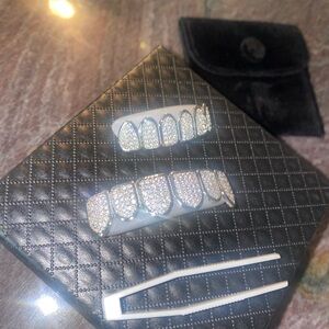 GRILL SET ICED OUT SILVER GEM CZ
XX ENCRUSTED BRAND NEW !!